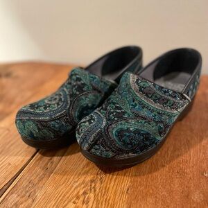 Dansko Vegan Paisley Tapestry Clogs – Green & Blue -- Size EU 38
